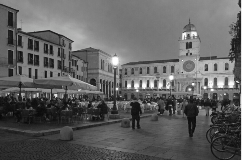 Piazza dei Signori, Padova, a square wih people walking around